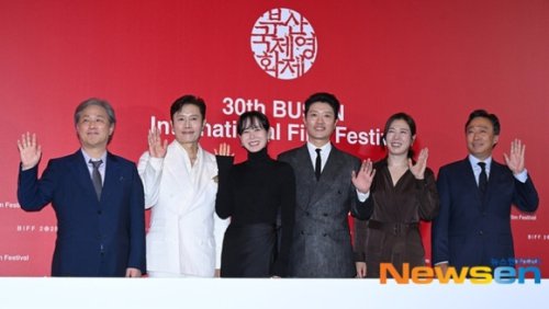 【PHOTO】イ・ビョンホン＆ソン・イェジン＆パク・チャヌク監督ら、映画「仕方ない」記者会見に出席（動画あり）