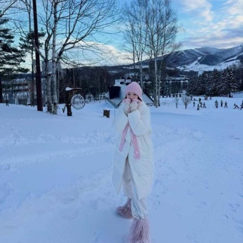 ピョ・イェジン、札幌での近況が話題！かまくらを満喫&hellip;可愛いらしいピンクコーデで笑顔（動画あり）
