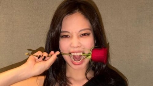 BLACKPINK ジェニー、ドラキュラに変身！？衝撃ショットで強烈な魅力アピール