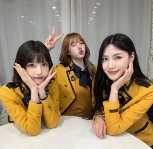 Apink オ・ハヨン、親友Red Velvet ジョイ＆元GFRIEND イェリンと10年前の制服姿で再会！ファンから熱い反響