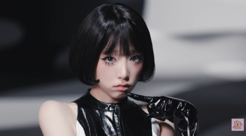 IZ*ONE出身チェ・イェナ、タイトル曲「キャッチ キャッチ」MV公開&hellip;個性あふれるコンセプトに注目