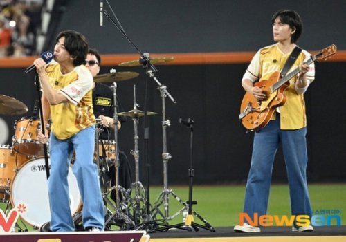 【PHOTO】Jannabi＆イ・ムジン、韓国プロ野球のオールスター戦で祝賀公演を披露
