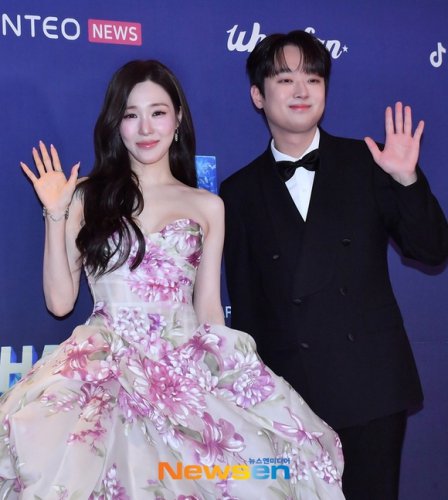 【PHOTO】少女時代 ティファニー＆イ・チャンウォン「Hanteo Music Awards 2025」レッドカーペットに登場