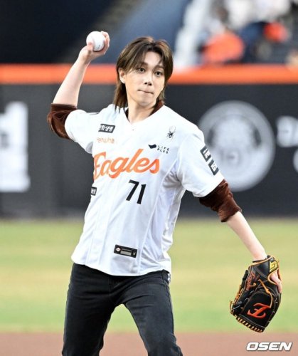 【PHOTO】P1Harmony テオ、故郷の大田で始球式＆国歌斉唱
