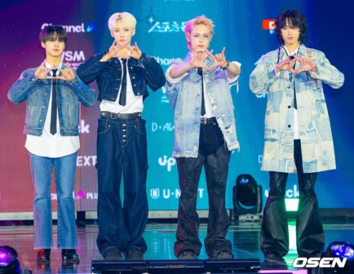 【PHOTO】AxMxP「第2回D Awards」レッドカーペットに登場