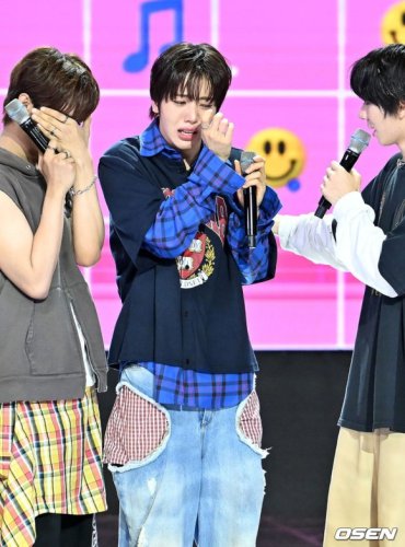 【PHOTO】思わず涙も&hellip;AHOF、7/8放送の「THE SHOW」で1位を獲得