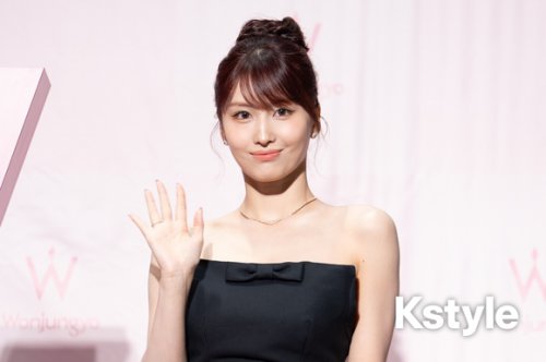 【PHOTO】TWICE モモ、つややかチークの大人っぽメイクで表参道に降臨！美しすぎるデコルテにも注目