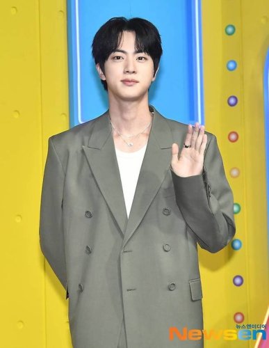 BTS ジン、選挙の投票所に訪れた近況がキャッチ&hellip;ファンや報道陣に向けて挨拶も