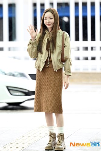 【PHOTO】パク・ミニョン、海外スケジュールのため出国（動画あり）