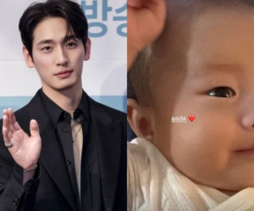 &ldquo;6歳差夫婦&rdquo;ユン・バク、可愛らしい息子の近況ショットを公開