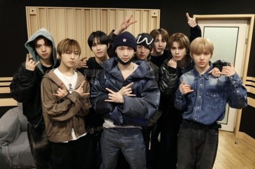 EXO レイ、韓国アイドルのプロデューサーに！NouerAとの記念ショットが話題