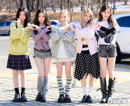 【PHOTO】KiiiKiii、ラジオ出演のため放送局へ
