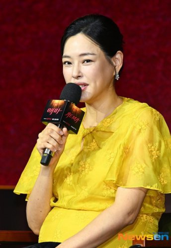 イ・ハニ、ふっくらお腹で会見に登場「予定日は来週&hellip;今日は出てこないと思って」