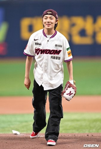 【PHOTO】ユン・ヒョンス＆イ・ジョンシク、始球式に登場&hellip;爽やかな笑顔