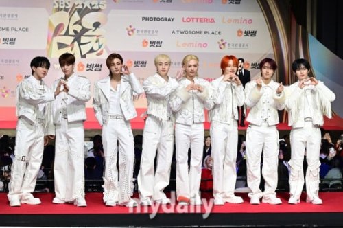 【PHOTO】Stray Kids「2025 SBS歌謡大典」レッドカーペットに登場