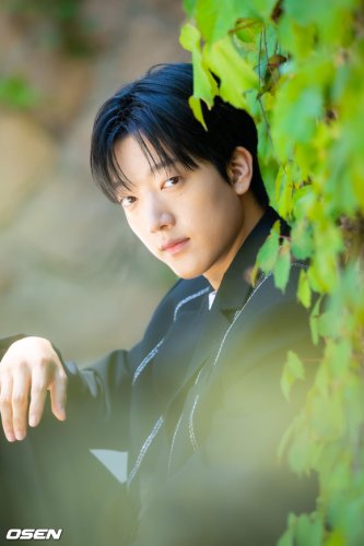 【PHOTO】Netflix「キリゴ」出演イ・ヒョジェ、インタビューで見せた爽やかなビジュアル