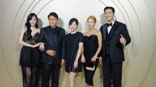 SUPER JUNIOR シウォンからSHINee テミンまで、元SM代表イ・スマンと再会&hellip;試写会での仲睦まじい姿が話題