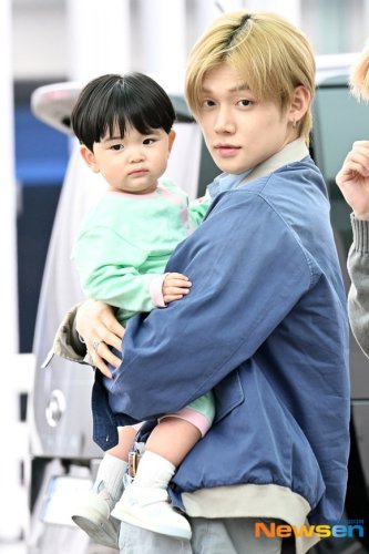 【PHOTO】TXT ヨンジュン、番組で共演したユジュンくんを抱いて空港に！メンバーも見送り（動画あり）