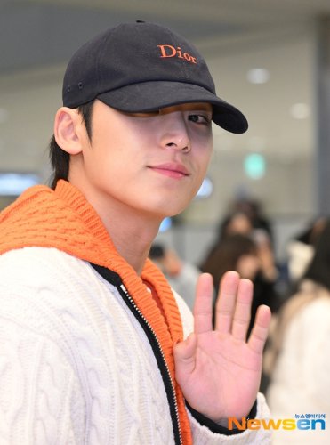 【PHOTO】SEVENTEEN ミンギュ、海外スケジュールを終えてフランスから帰国（動画あり）