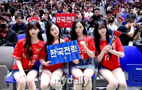 【PHOTO】tripleS キム・チェヨン＆リンら、バレーボールの試合を応援&hellip;始球式に登場