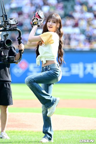 【PHOTO】IVE リズ、始球式に登場&hellip;魅力的なユニフォーム姿