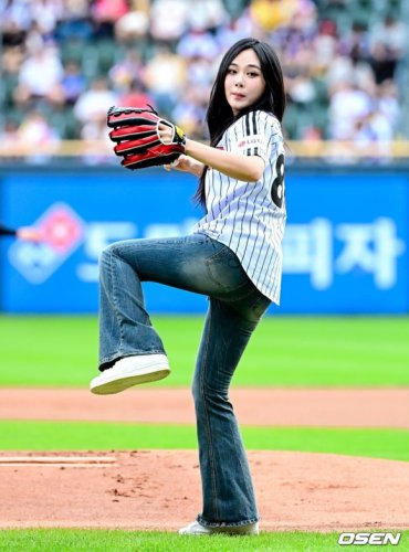 【PHOTO】BIBI、始球式に登場&hellip;愛らしい笑顔