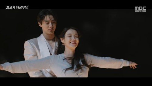 「21世紀の大君夫人」IU、ビョン・ウソクと映画「タイタニック」の名シーンを再現【ネタバレあり】