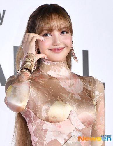 BLACKPINK リサ、3000万円超えのスポーツカーでソウル街中をドライブ！セレブな日常に注目