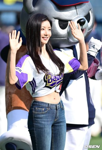 【PHOTO】イ・セヒ、始球式に登場&hellip;可愛らしいユニフォーム姿