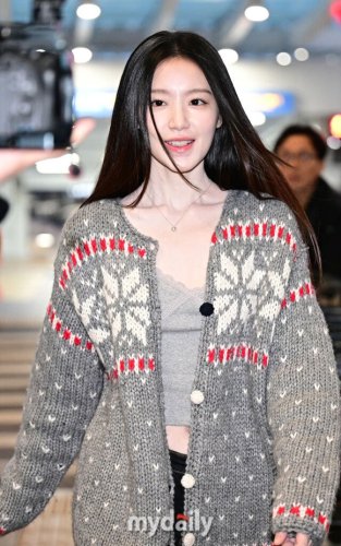【PHOTO】i-dle シュファ、海外スケジュールのため出国&hellip;可愛らしい笑顔で挨拶