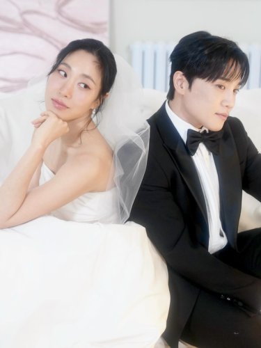 SEVENTEEN ホシも反応！人気振付師チェ・ヨンジュン＆リアキム、ウエディングフォト公開に注目集まる