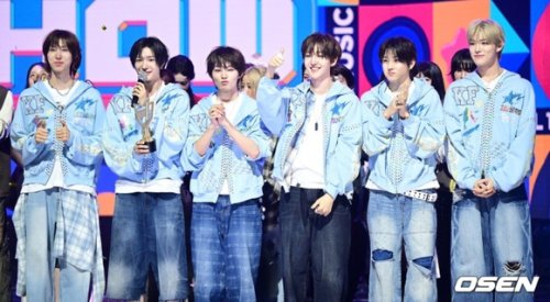 【PHOTO】KickFlip、4/15放送の「SHOW CHAMPION」で1位を獲得！