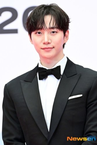 【PHOTO】2PM ジュノ「ASEA 2026」レッドカーペットに登場