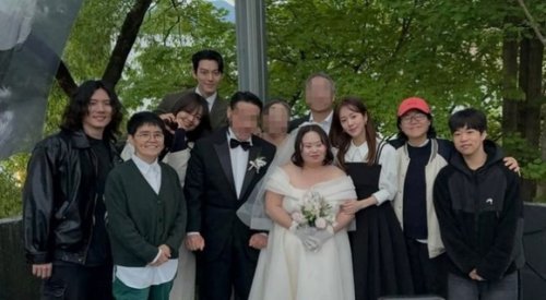「私たちのブルース」出演者が集結！ダウン症の芸術家チョン・ウネの結婚を祝福&hellip;豪華な記念ショット