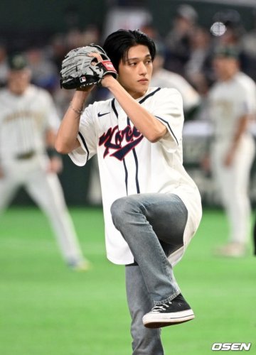 【PHOTO】ATEEZのWOOYOUNGが東京ドームに！WBC韓国戦の始球式に登場&hellip;投球後の行動が話題に