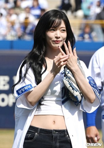 【PHOTO】fromis_9 イ・チェヨン、始球式に登場&hellip;爽やかなユニフォーム姿