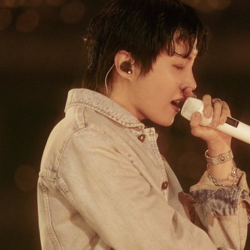 BTSのJ-HOPE、来日中に家族の悲報&hellip;涙を流す姿も