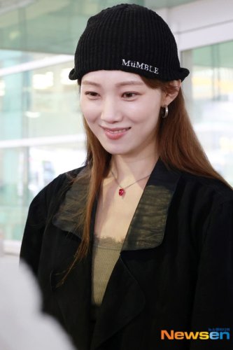 【PHOTO】イ・ソンギョン、ワンちゃんと2ショットも！海外スケジュールを終えて韓国に到着（動画あり）