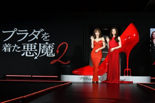 TWICE サナ＆モモから三吉彩花まで「プラダを着た悪魔2」ジャパンプレミアに登場！華やかなドレス姿披露