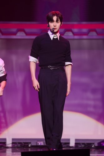 ファン・ミンヒョン、未公開曲やWanna One＆NU'ESTのダンス披露も！召集解除後初の韓国ファンミが大盛況