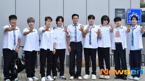 【PHOTO】ラッピングバスで登場！SUPER JUNIOR「知ってるお兄さん」の収録に参加（動画あり）