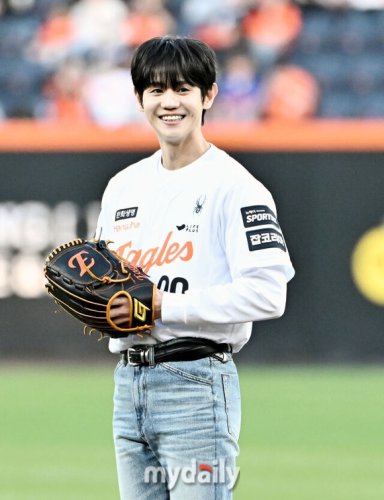 【PHOTO】Highlight ヤン・ヨソプ、始球式に登場&hellip;見事な投球フォーム