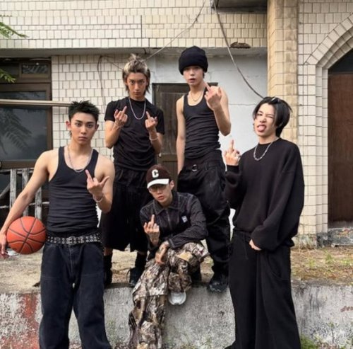 パク・ジェボムがプロデュース&rdquo;新人アイドルグループLNGSHOT、中指を立てた写真が議論に&hellip;一部から批判の声も