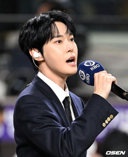 【PHOTO】NCT ドヨン、国歌斉唱のため野球場に登場&hellip;爽やかなビジュアル