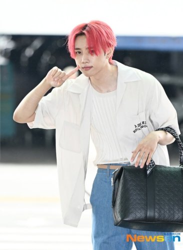 【PHOTO】THE BOYZ ソヌ、海外スケジュールのためフランスへ出国&hellip;赤髪で登場