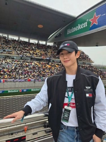 チョン・ヘイン、F1観戦を楽しむ姿を公開！圧倒的ビジュアルが話題