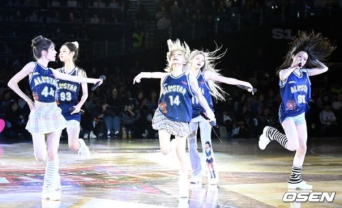 【PHOTO】KiiiKiii、始球式に登場&hellip;メンバー全員で祝賀ステージも披露