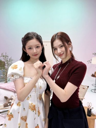 IVE レイ、TWICE サナと多彩なトーク！話題のデコ出しスタイルに言及&hellip;東京ドーム公演の回顧も（動画あり）