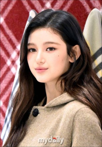 NewJeans ダニエル、敗訴後の近況をキャッチ&hellip;元マラソン選手と共に笑顔