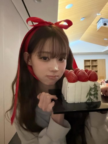 aespaのWINTER、赤リボン＆ケーキを持って可愛くポーズ！誕生日を迎えキュートな写真を公開